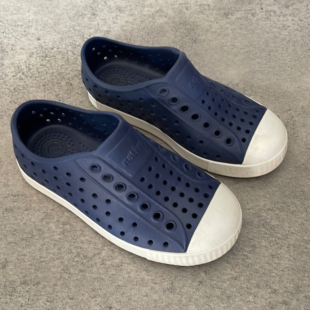 Boys Native Jefferson Shoes Navy size C10